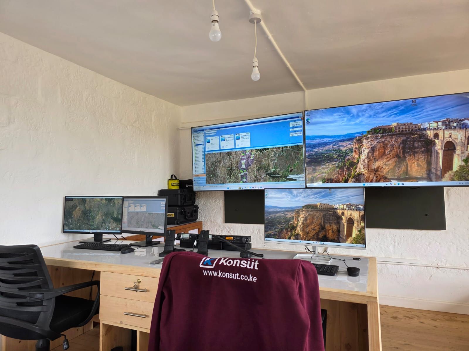 Konsüt-installed radio control room with dispatch screens